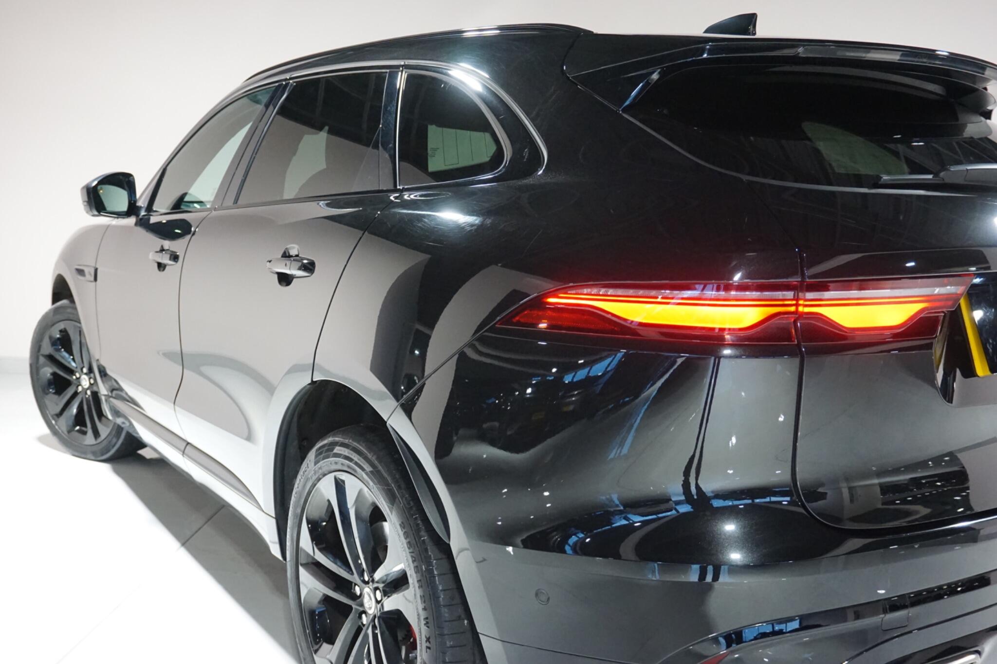 Jaguar F-PACE 3.0 D300 MHEV R-Dynamic HSE Black SUV 5dr Diesel Auto AWD Euro 6 (s/s) (300 ps)